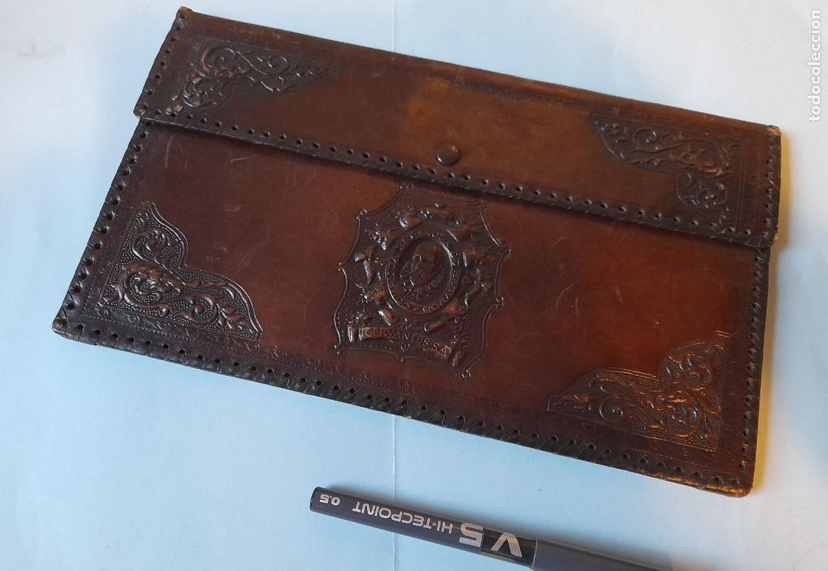 Antig&uuml;edades: Antigua Cartera de Piel Cuero Repujado Compa&ntilde;&iacute;a Espa&ntilde;ola de Seguros CERVANTES. 18 cm.
