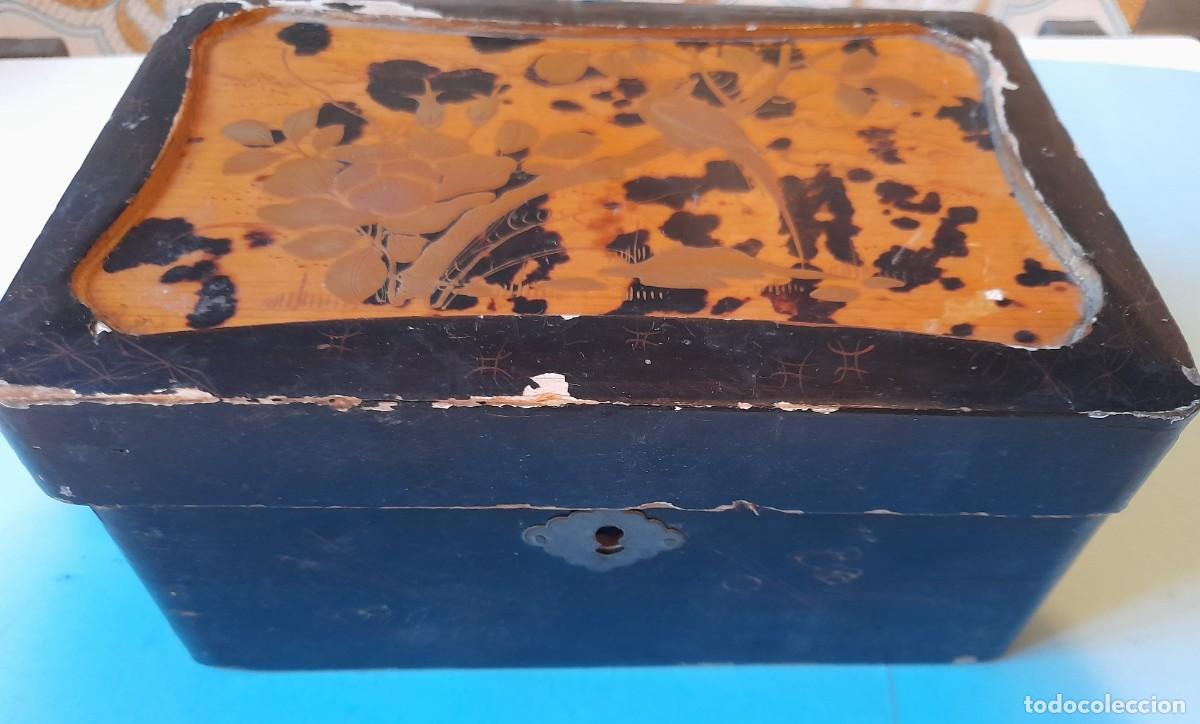 Antig&uuml;edades: Caja madera lacada en negro Jap&oacute;n con bonita decoraci&oacute;n de flores y p&aacute;jaro dorado en la tapa. 17 cm