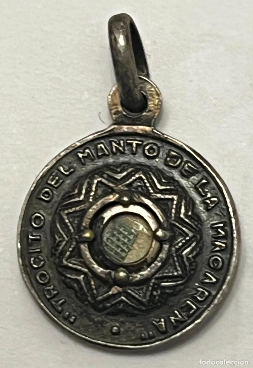 Antig&uuml;edades: Peque&ntilde;o relicario-medalla de la Virgen de la Esperanza Macarena, en metal plateado. Medalla circula