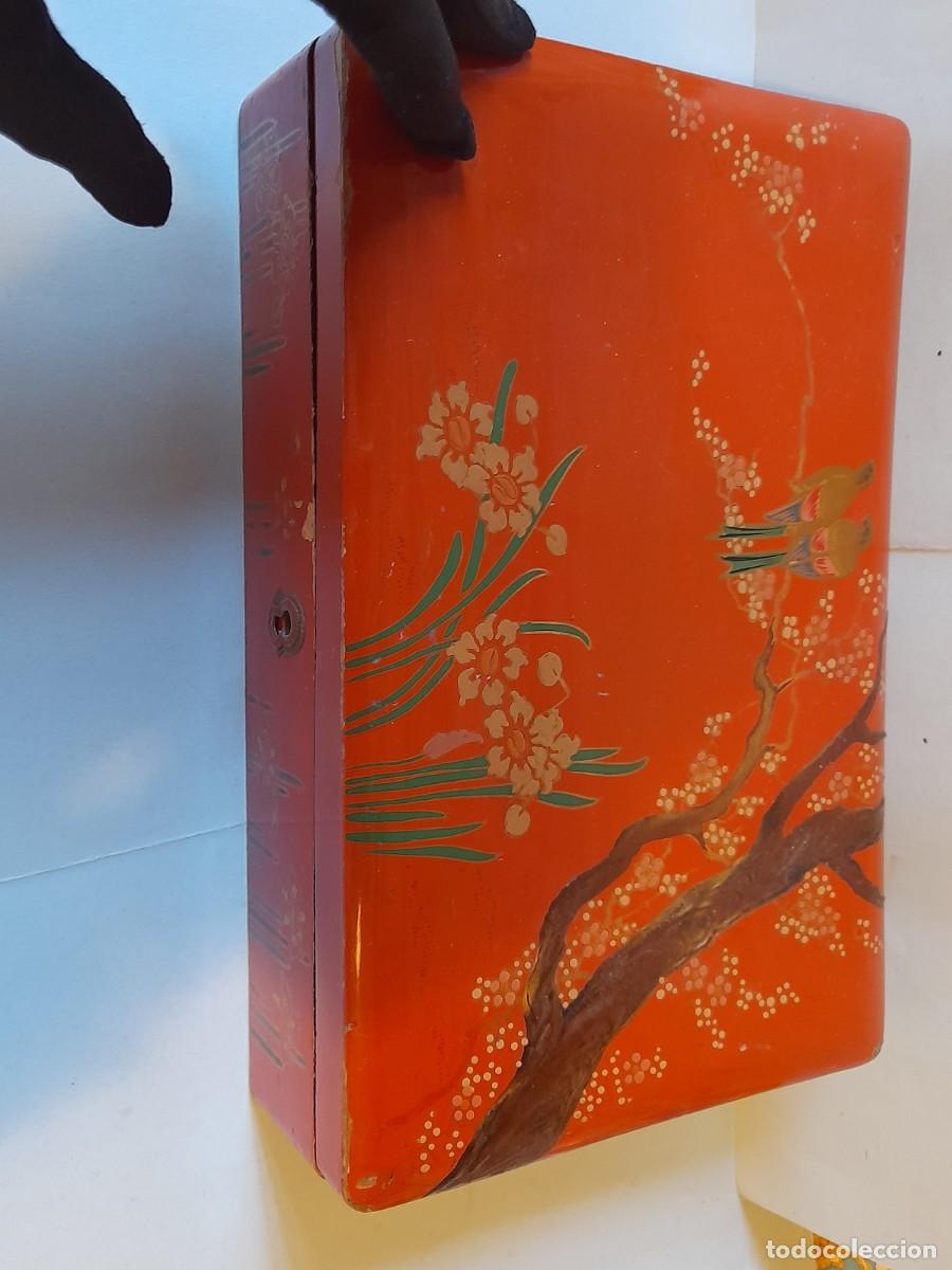 Antig&uuml;edades: Caja madera laca roja Jap&oacute;n almendro en flor y dos p&aacute;jaros dorados en la tapa, dentro negra. 26 cm