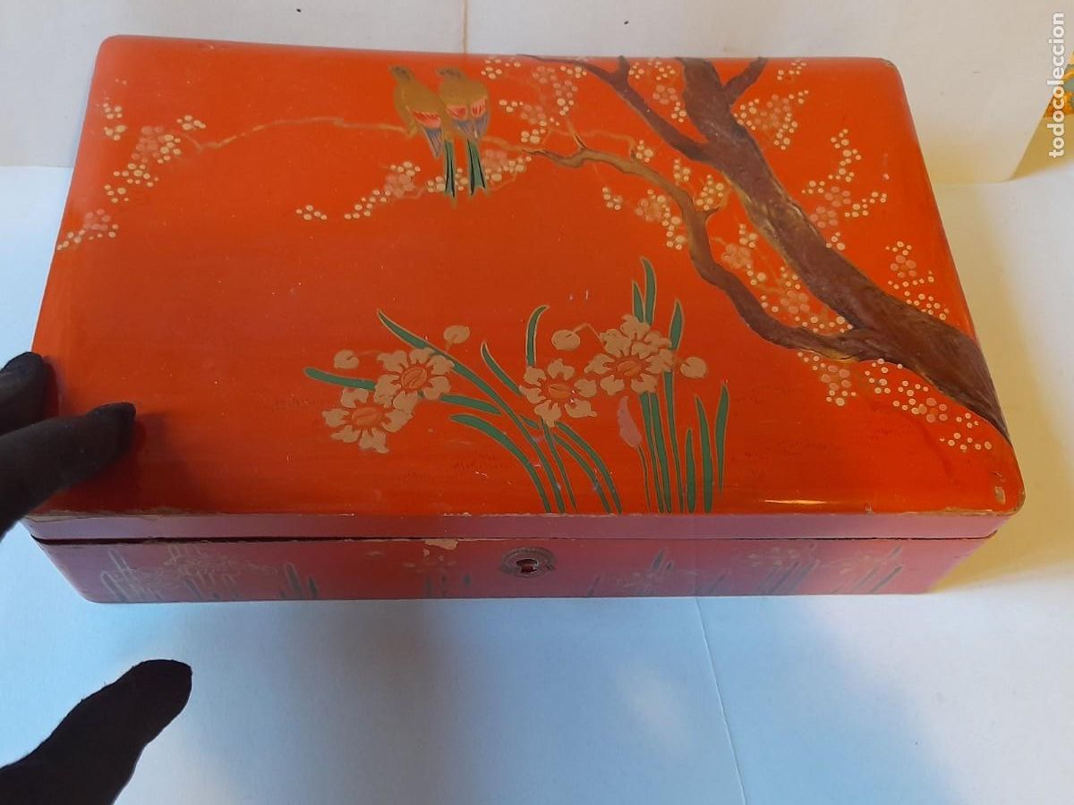 Antig&uuml;edades: Caja madera laca roja Jap&oacute;n almendro en flor y dos p&aacute;jaros dorados en la tapa, dentro negra. 26 cm