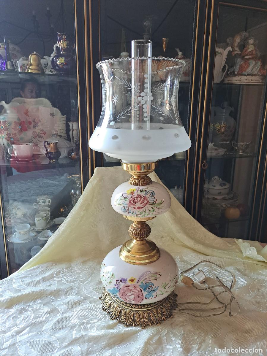 Oggetti Antichi: L&aacute;mpara de mesa de porcelana, Lat&oacute;n y cristal , Francia, S. XX, cristal grabado.