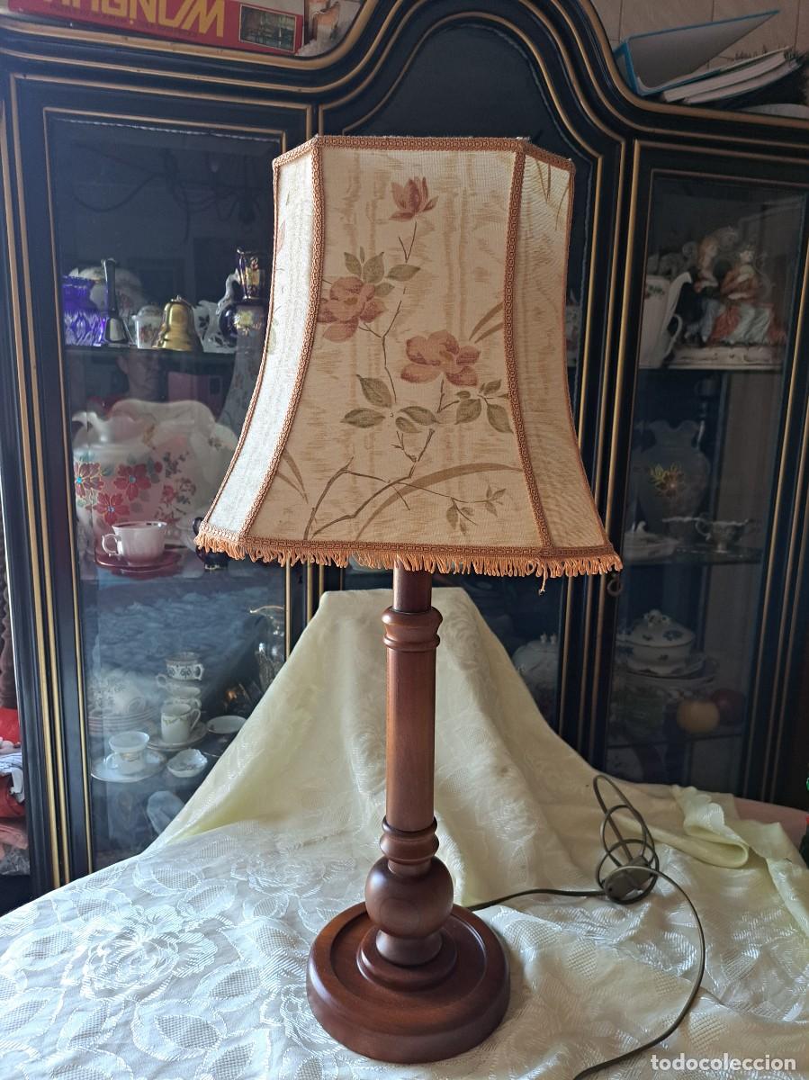 Oggetti Antichi: Preciosa lampara de sobremesa de madera y pantalla de tejido floral.