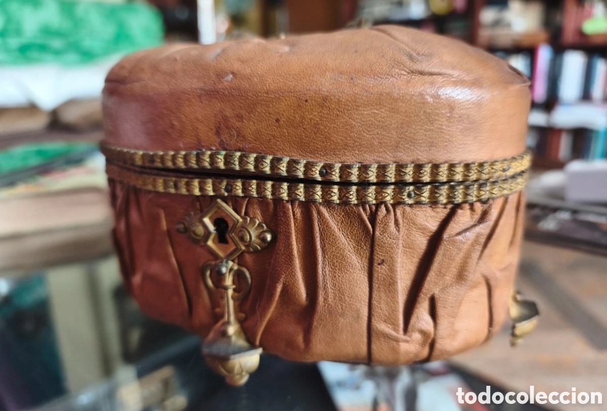 Antig&uuml;edades: Elegante Joyero / Caja Antigua de Piel Labrada y Madera - Detalles en Bronce/Metal Dorado - S. XIX/S