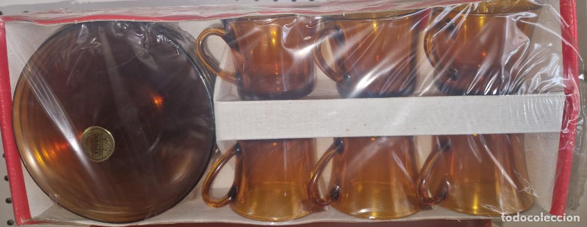 Antig&uuml;edades: JUEGO CAF&Eacute; PARA 6 SEVICIOS CON PLATOS POSTRE DURALEX AMBAR CRISTAL TEMPLADO.