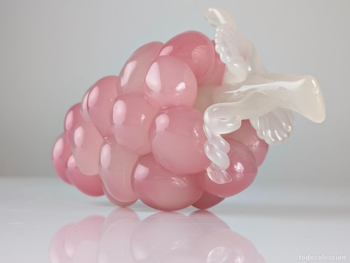Antig&uuml;edades: Escultura de Racimo de Uvas en Cristal de Murano, Rosa y Blanco Transl&uacute;cido, Mid-Century