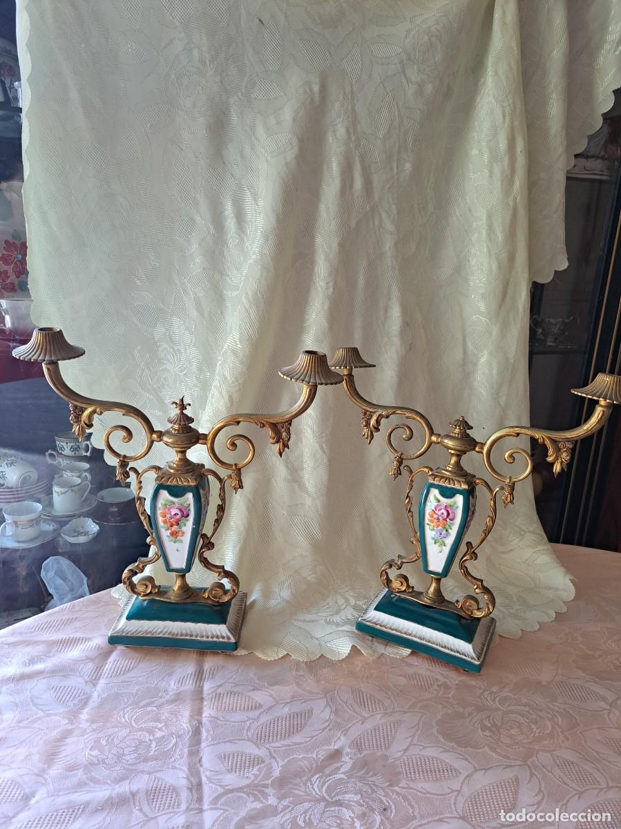 Antig&uuml;edades: Preciosa pareja de candelabros franceses de porcelana y bronce, pintados a mano. siglo XIX