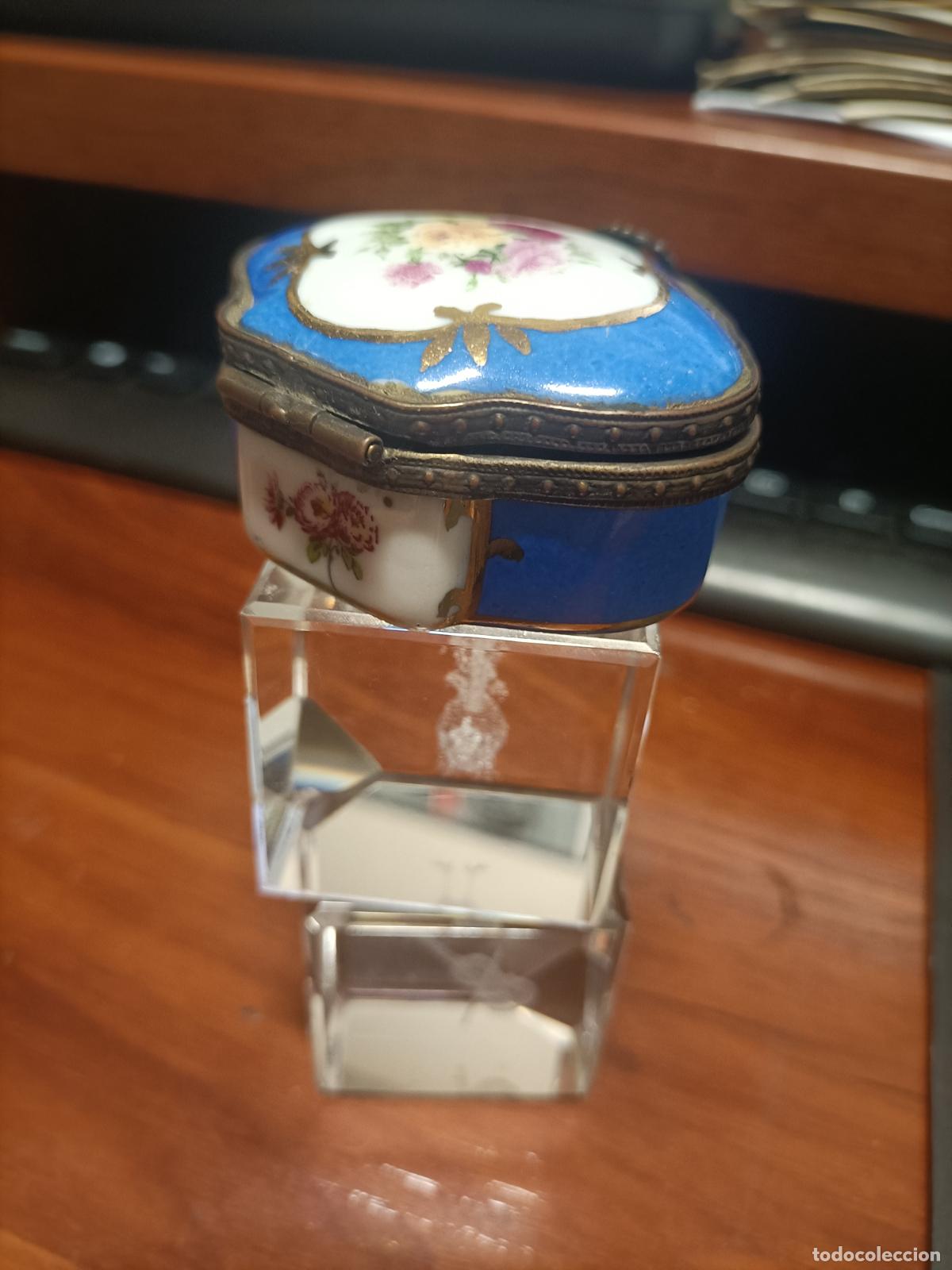 Antig&uuml;edades: antiguo pastillero de porcelana adile carey pintado a mano