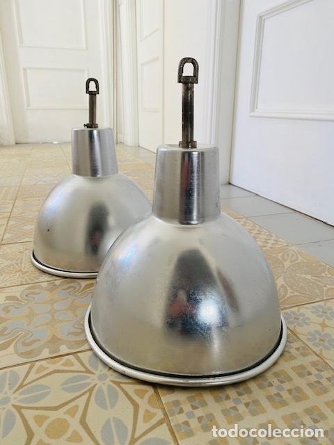 Antig&uuml;edades: Pareja de l&aacute;mparas industriales antiguas de aluminio &middot; Vintage