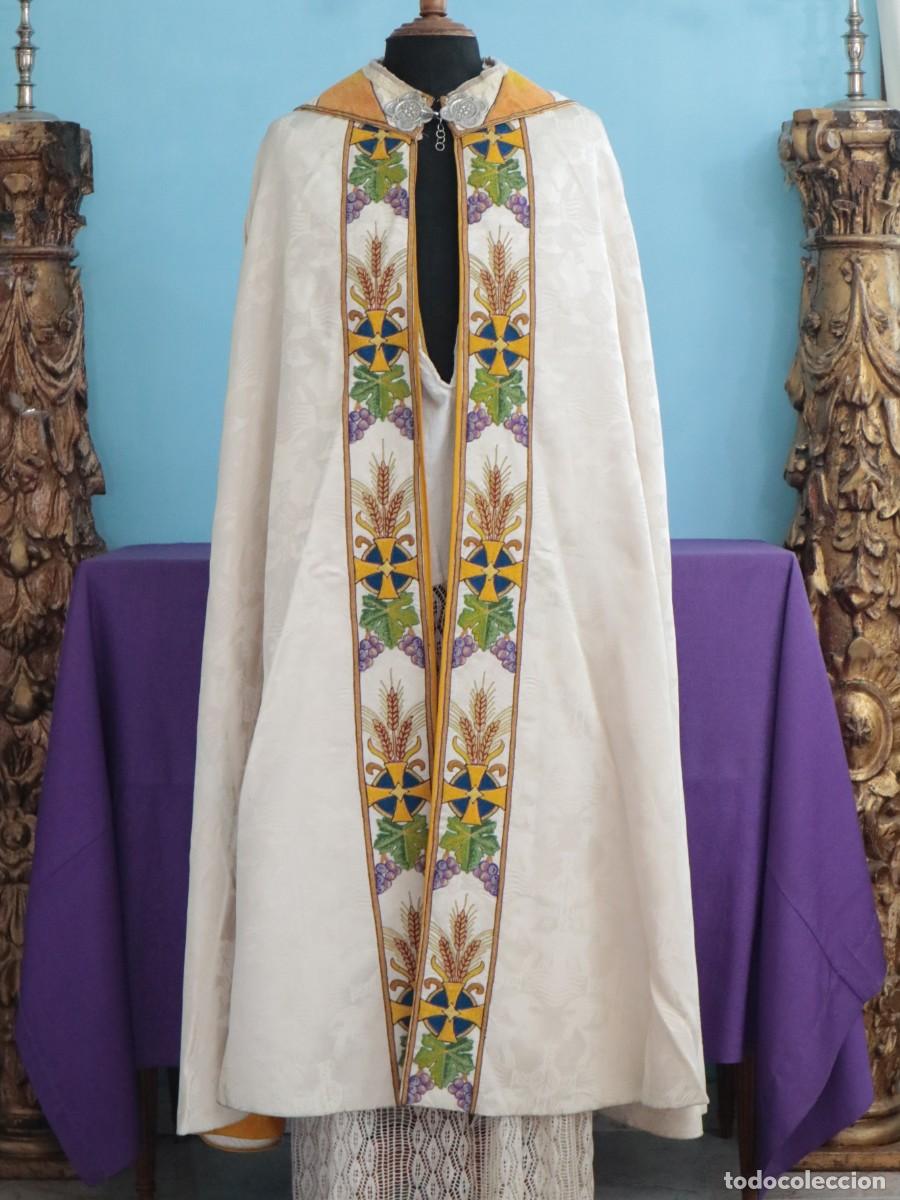 Antig&uuml;edades: Capa pluvial confeccionada en seda de damasco y bordados en motivos religiosos. Med. S. XX.