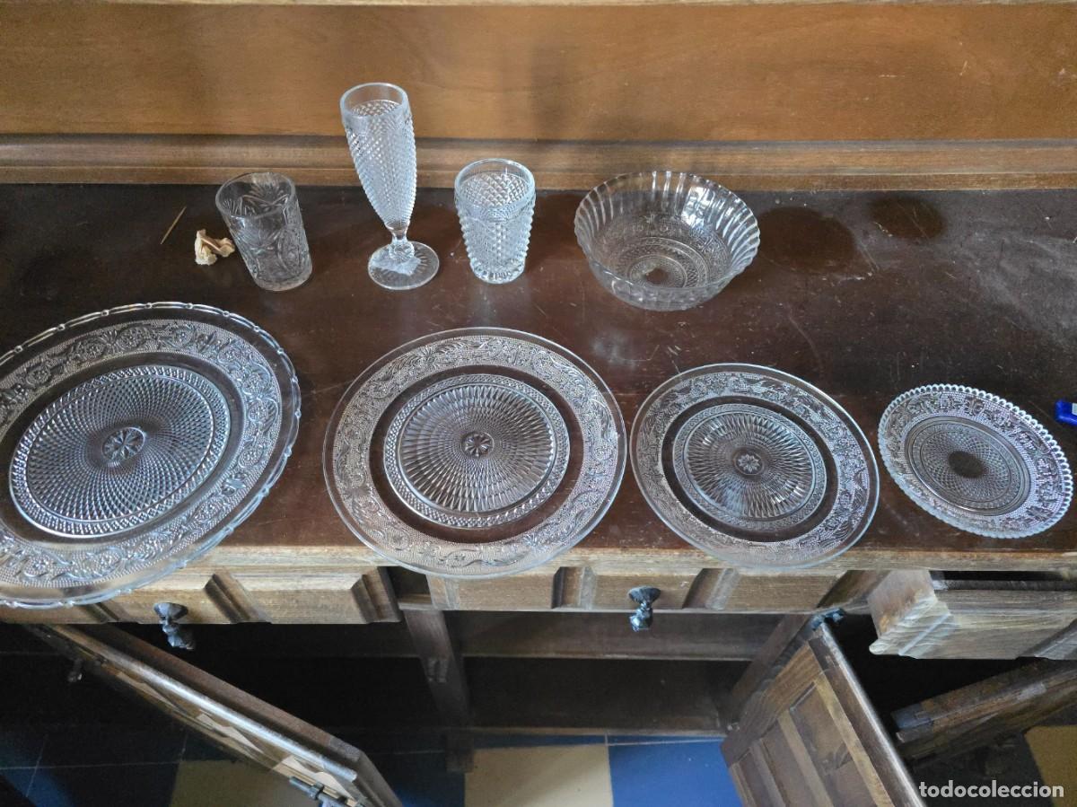 Antig&uuml;edades: Este plato es un dise&ntilde;o cl&aacute;sico de vidrio prensado de estilo retro o vintage