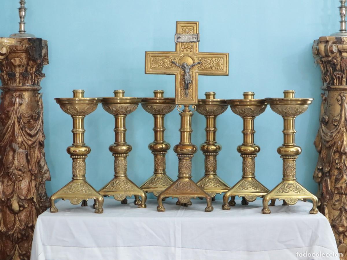 Antig&uuml;edades: Gran conjunto de cruz y seis candeleros de altar en bronce dorado. 68 cm de altura. Med. S. XX.