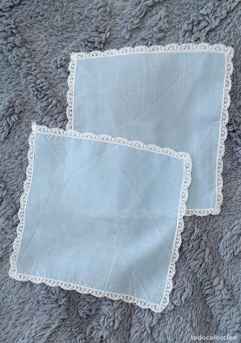 Antig&uuml;edades: Conjunto de dos pa&ntilde;uelos antiguos, elaborados a mano con un delicado encaje blanco.