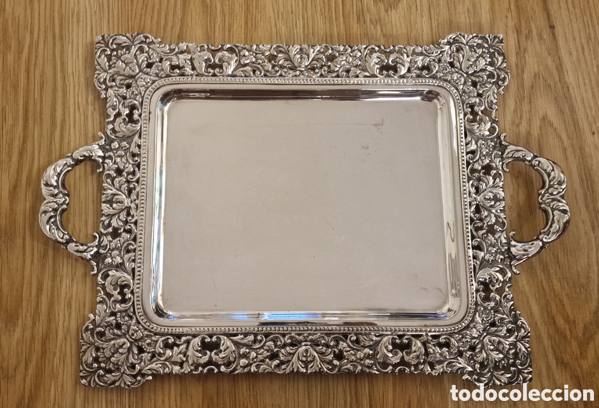 Antig&uuml;edades: Bandeja repujada en alpaca o metal plateado 40 x 28 cm