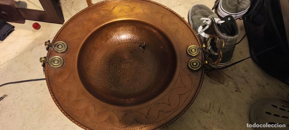 Antig&uuml;edades: Brasero y dos platos decorativos de bronce