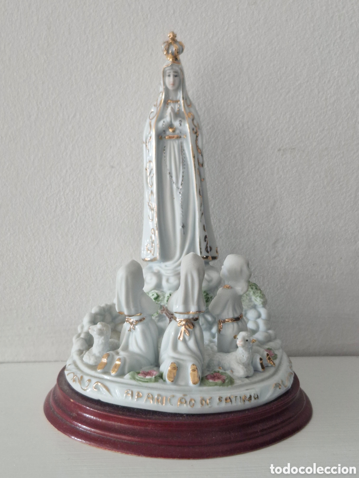 Antig&uuml;edades: FIGURA DE LA VIRGEN DE F&Aacute;TIMA EN PORCELANA BISCUIT SOBRE PEANA DE MADERA