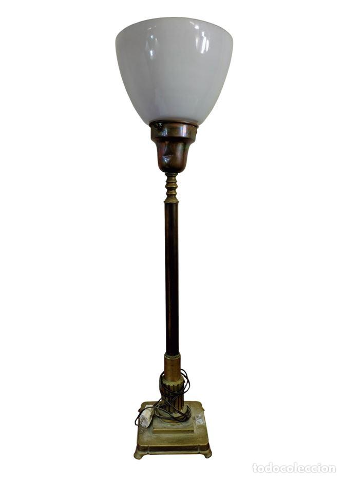 Antig&uuml;edades: L&Aacute;MPARA COLUMNA DE ESTILO ART D&Eacute;CO. LAT&Oacute;N Y PANTALLA DE CRISTAL. CIRCA 1930 - 1940.