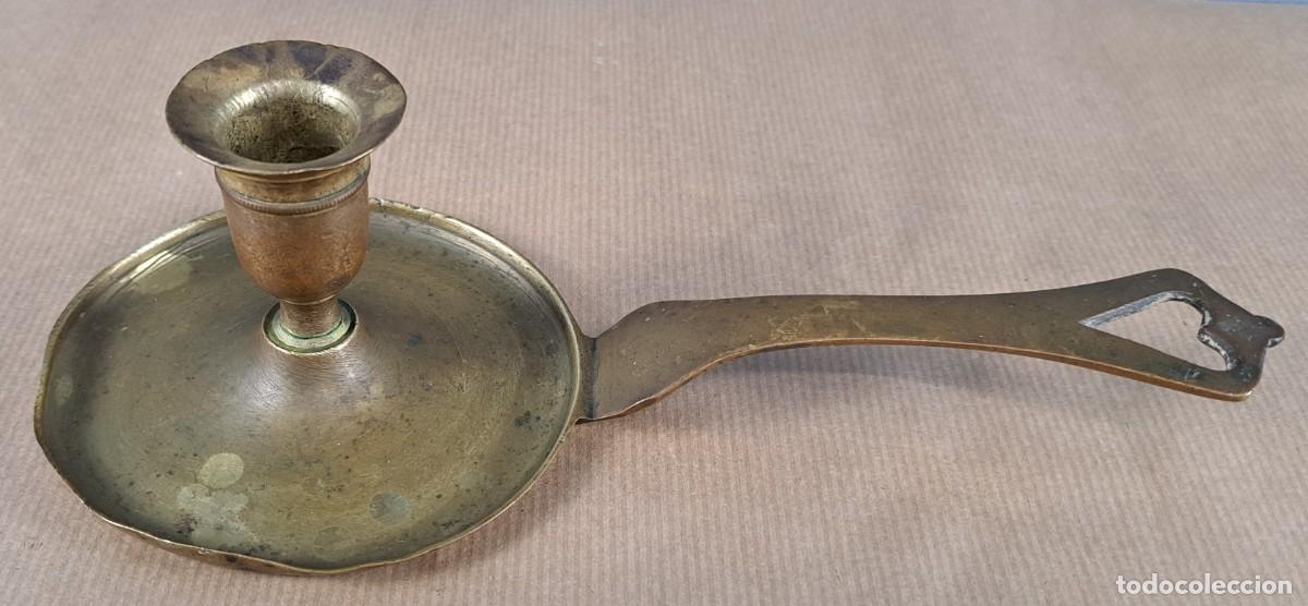 Antig&uuml;edades: Candelero de bronce con asa calada en forma de coraz&oacute;n, S. XIX - Foto 1