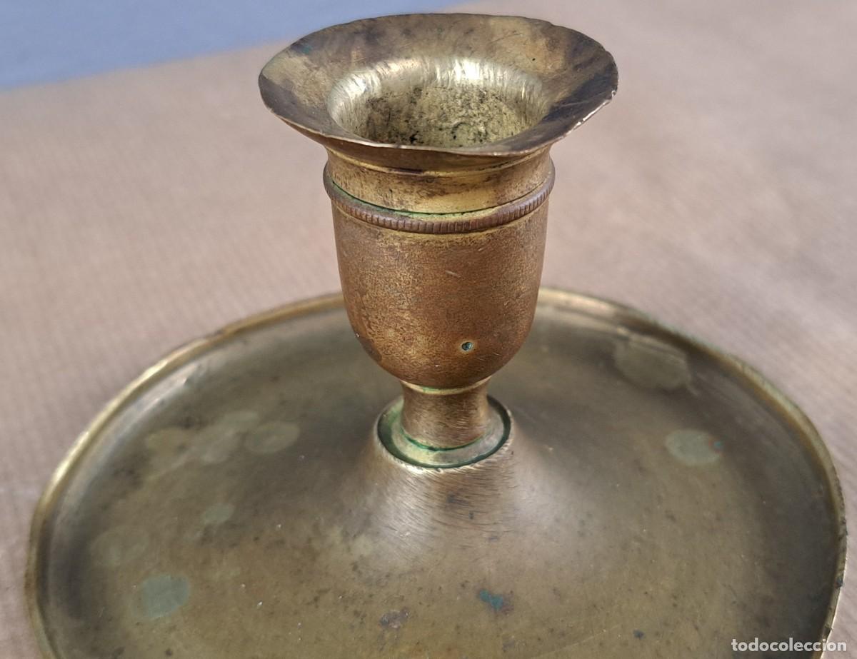 Antig&uuml;edades: Candelero de bronce con asa calada en forma de coraz&oacute;n, S. XIX - Foto 4