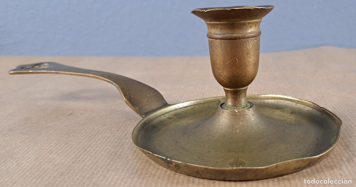Antig&uuml;edades: Candelero de bronce con asa calada en forma de coraz&oacute;n, S. XIX - Foto 6