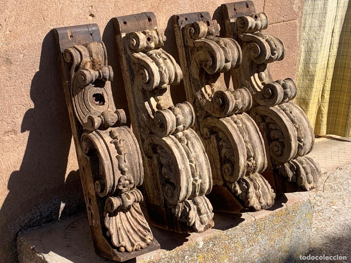 Antig&uuml;edades: Conjunto de cuatro m&eacute;nsulas de estilo barroco, datadas en 1730. - Piezas de madera de roble tallada