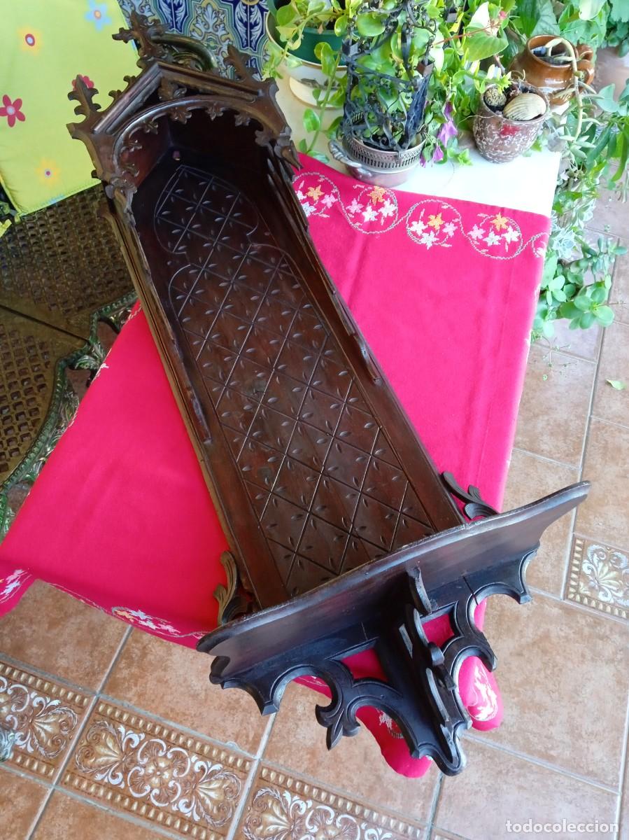 Antig&uuml;edades: Capilla hornacina antigua de madera para figura religiosa