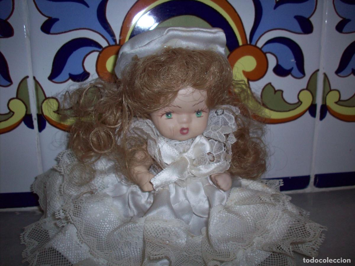 Antig&uuml;edades: mu&ntilde;equita de porcelana con vestido blanco, mide 15cm