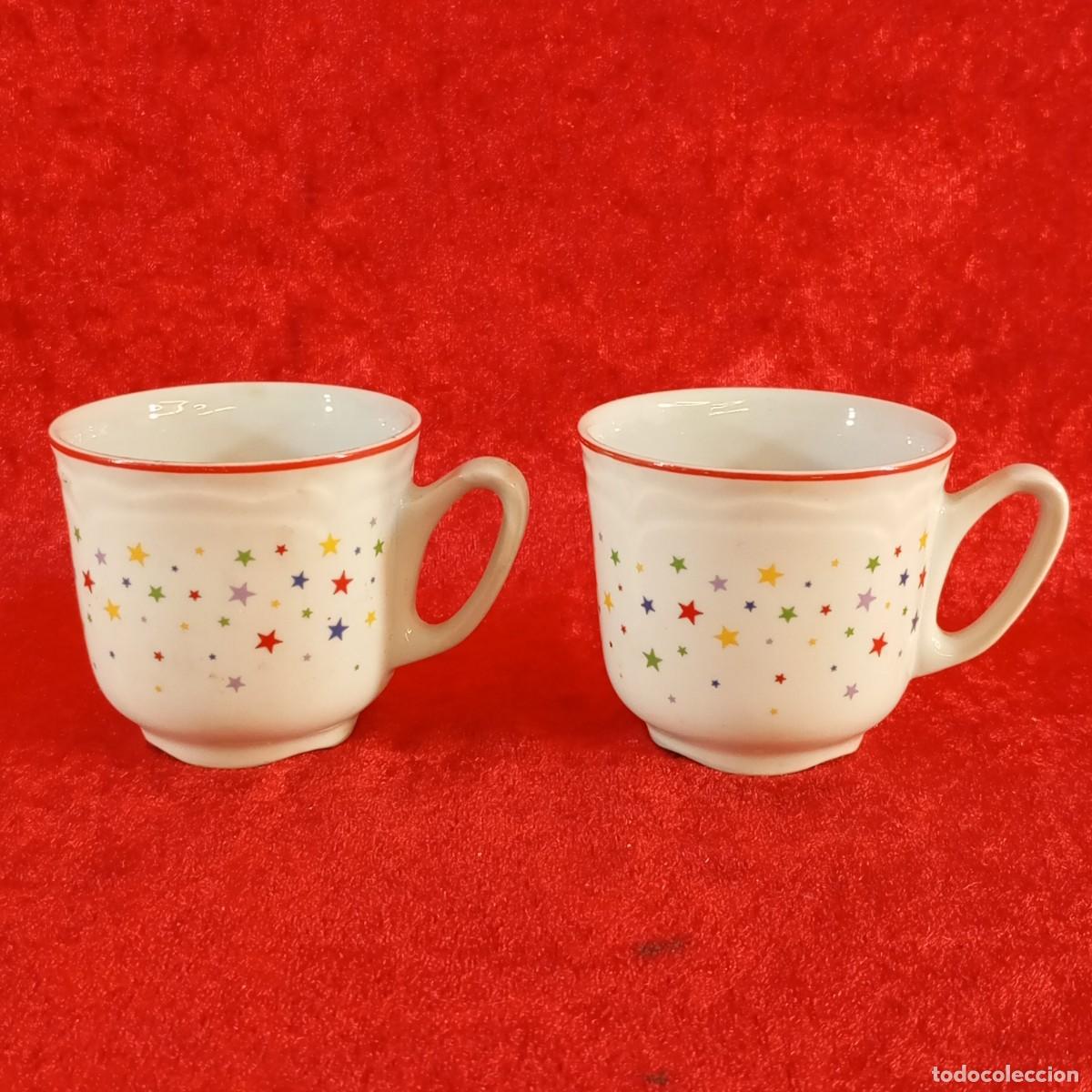 Antig&uuml;edades: LOTE 2 TAZAS DE CERAMICA BLANCA - PATRON DE ESTRELLAS COLORIDAS - BORDE ROJO - 60 X 70 MM / 5489
