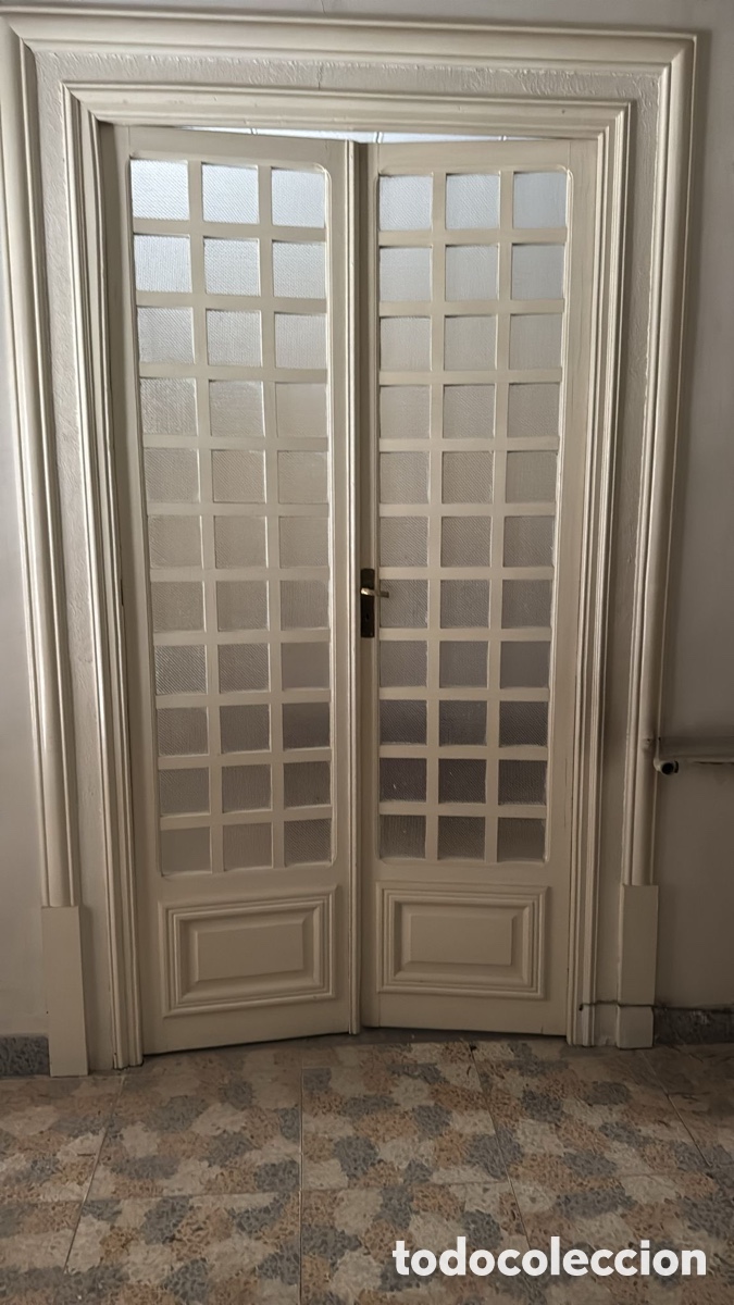 Antig&uuml;edades: Puerta antigua de madera estilo modernista