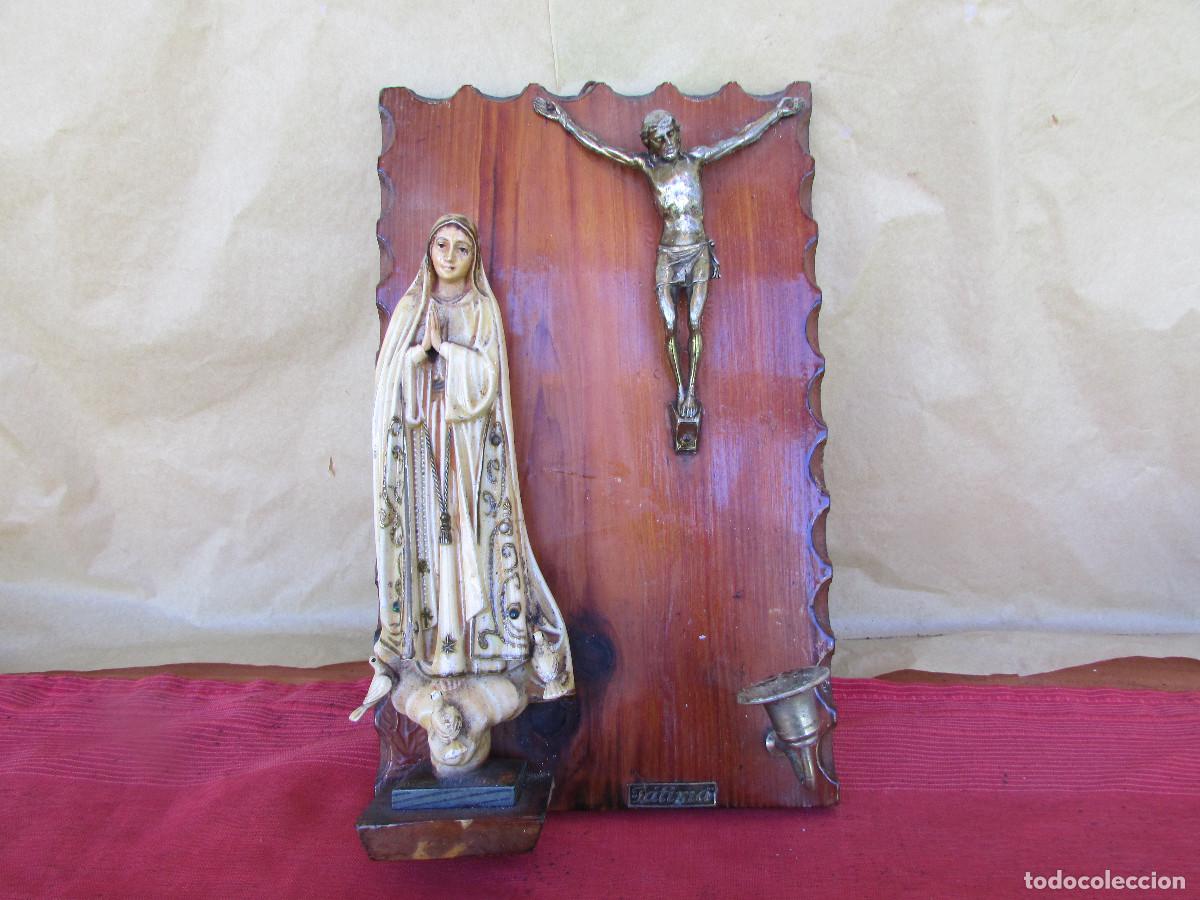 Antig&uuml;edades: Cuadro antiguo en madera roble con la Virgen de F&aacute;tima , Cristo crucificado y candelabro