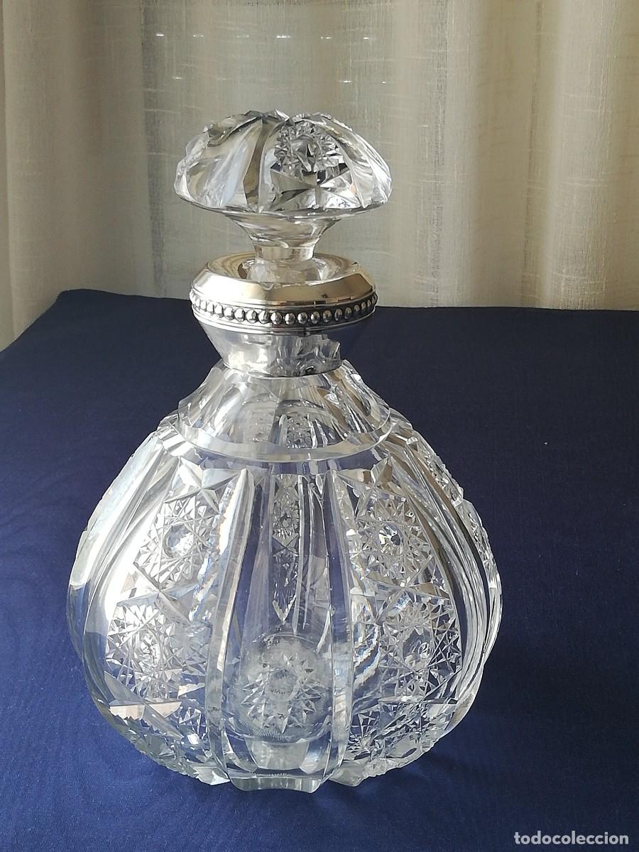 Antig&uuml;edades: LICORERA ANTIGUA DE CRISTAL TALLADO Y CUELLO DE PLATA DE LEY