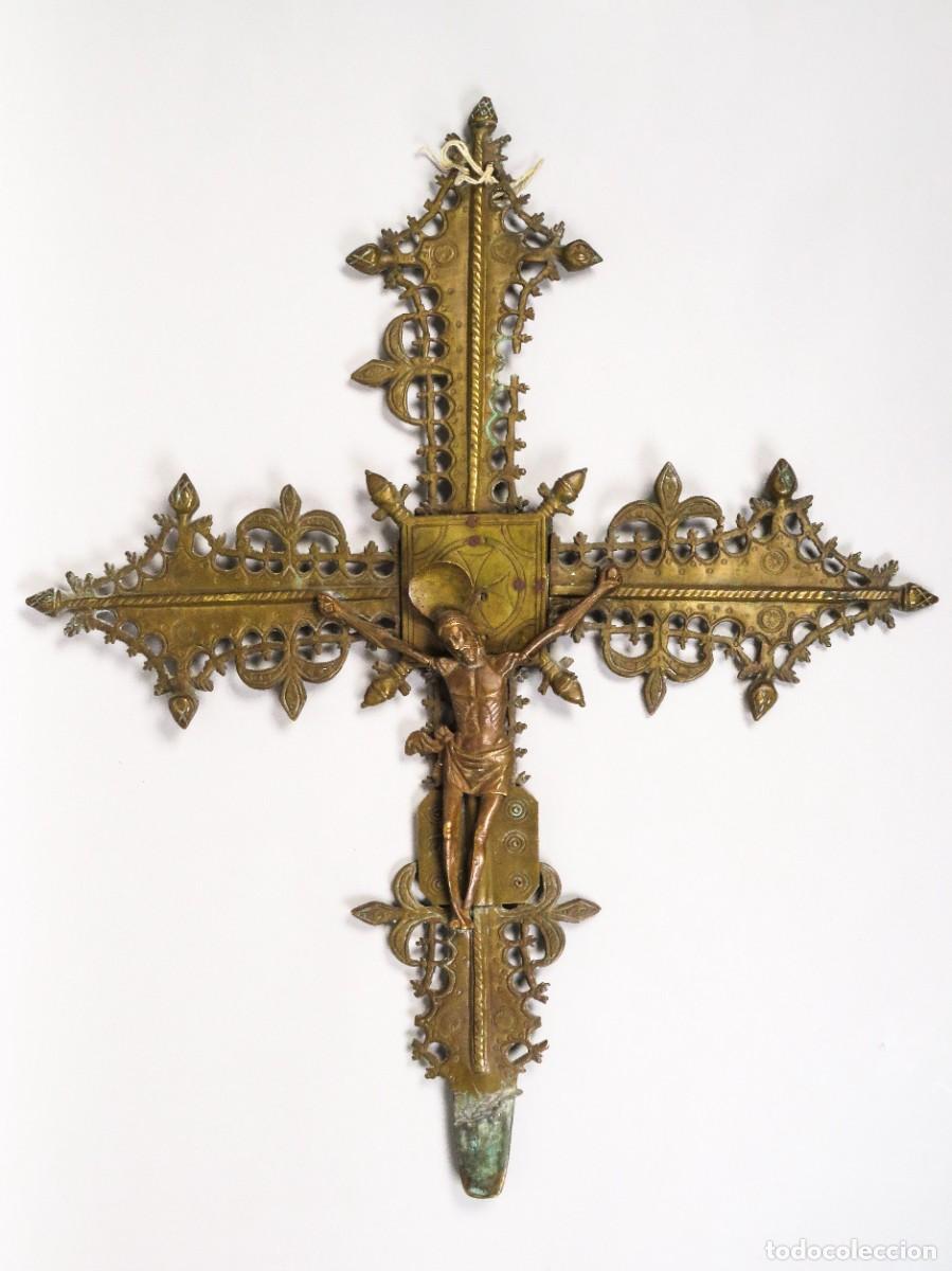 Antig&uuml;edades: Cruz espa&ntilde;ola renacentista procesional o de altar de bronce con Cristo siglo XVI siglo XVII