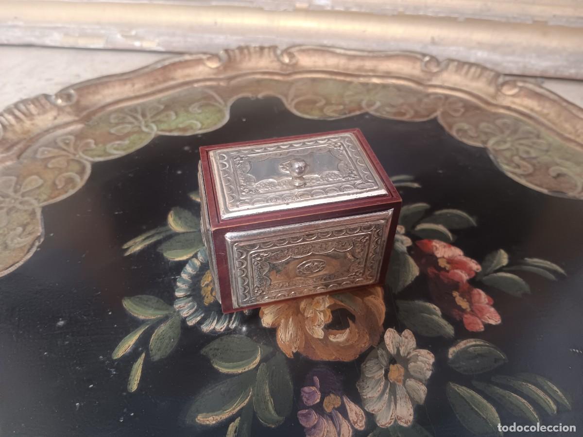 Antig&uuml;edades: caja joyero de madera y plata de ley contrastada con un dise&ntilde;o ornamental en relieve.