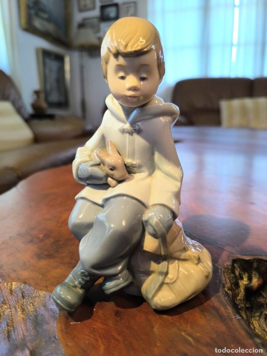Antig&uuml;edades: CERAMICA NAO LLADRO, NI&Ntilde;O CON CONEJO 1987 IMPECABLE 17 CM