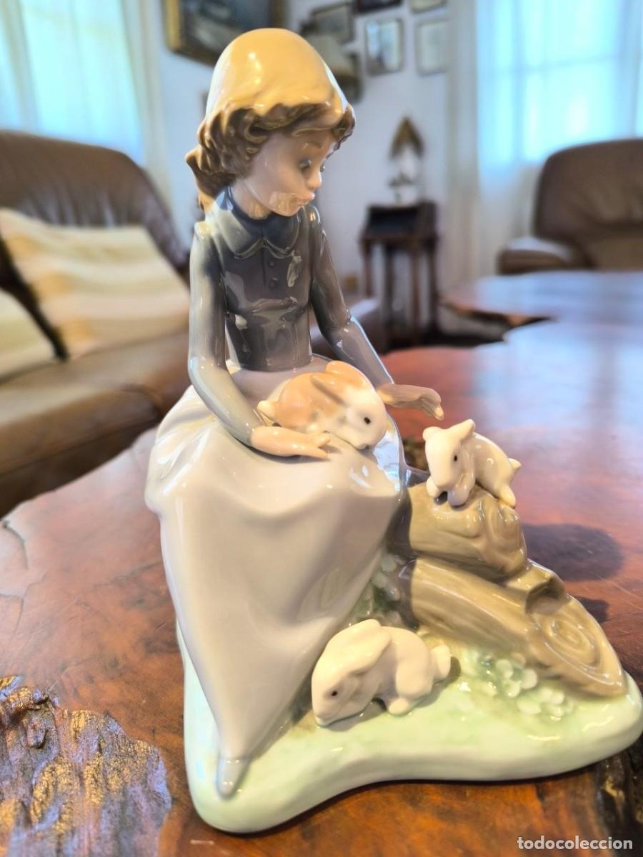 Antig&uuml;edades: PORCELANA NAO LLADRO, NI&Ntilde;A CON TRES CONEJOS O MOMENTO DE PAZ, IMPECABLE 18 CM 1987