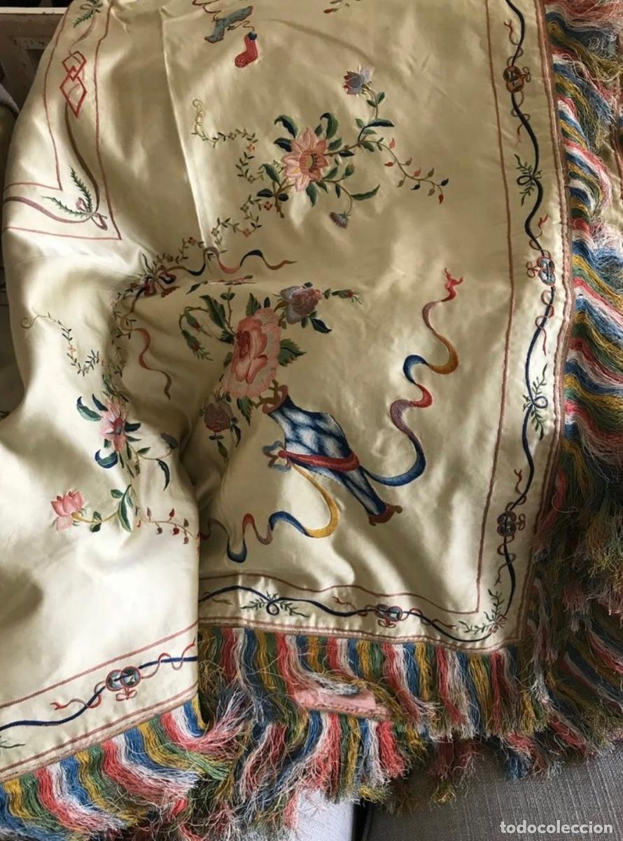 Antig&uuml;edades: Impresionante colcha Carlos IV tipo mant&oacute;n de Manila de seda bordada a mano China Cant&oacute;n o Macao