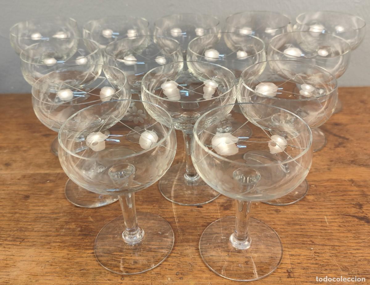 Antig&uuml;edades: 14 copas de champ&aacute;n en cristal tallado mediados siglo XX