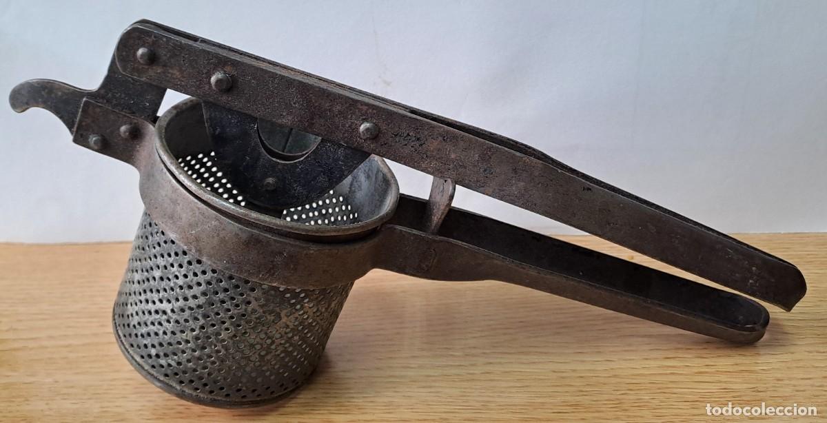 Antiquit&eacute;s: PRENSADOR DE PATATAS O VERDURAS VINTAGE DE METAL. PRENSADOR-01