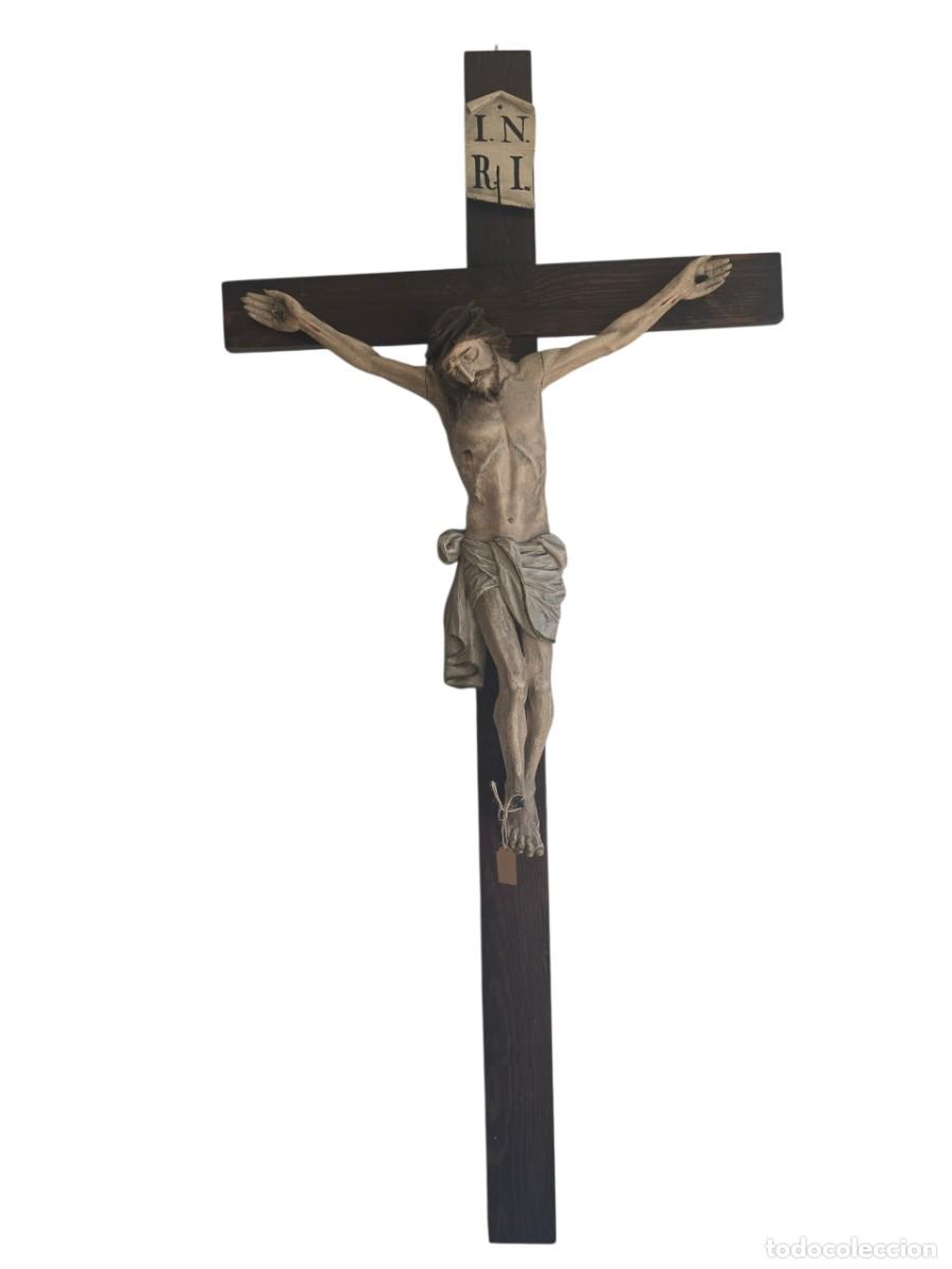 Antig&uuml;edades: Crucifijo de madera con figura de Jes&uacute;s clavado