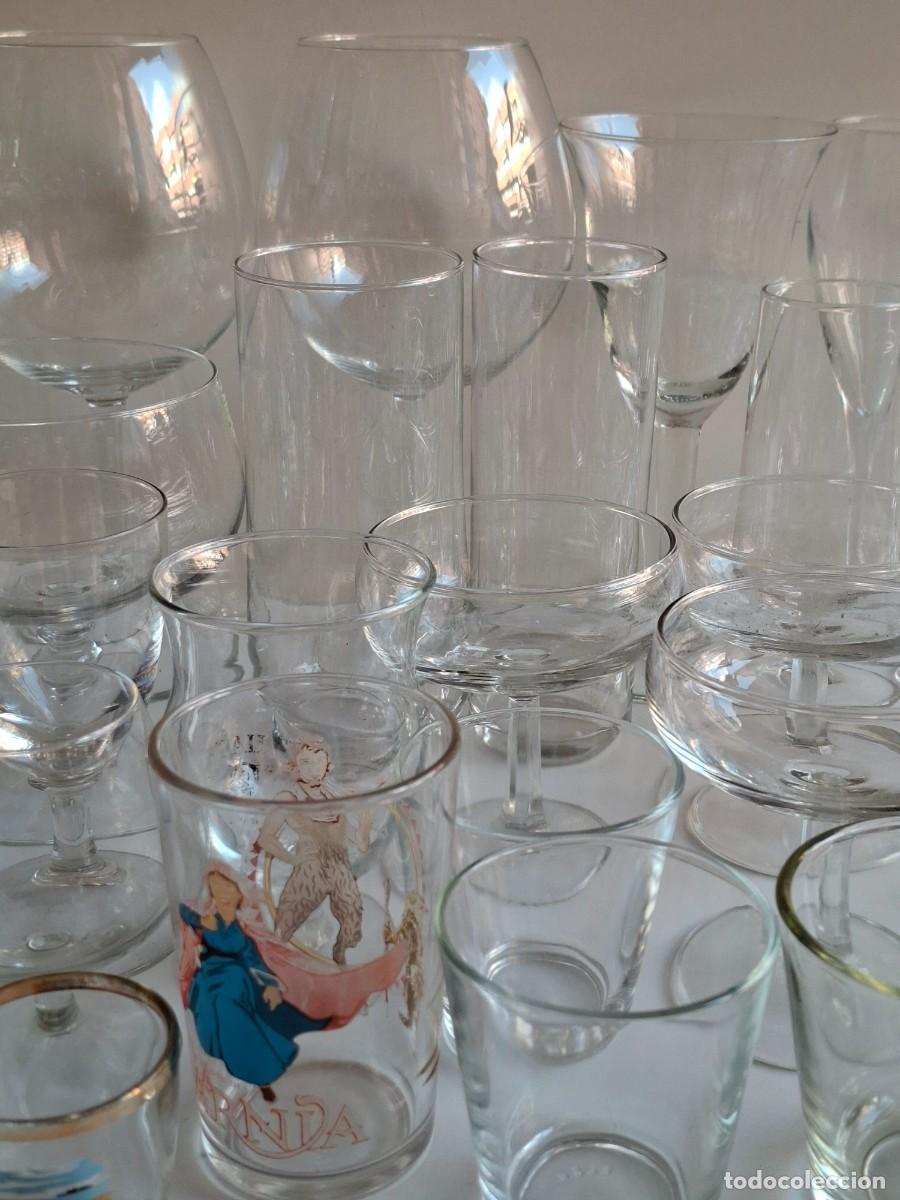 Antig&uuml;edades: LOTE DE 52 VASOS Y COPAS DE CRISTAL VARIADOS