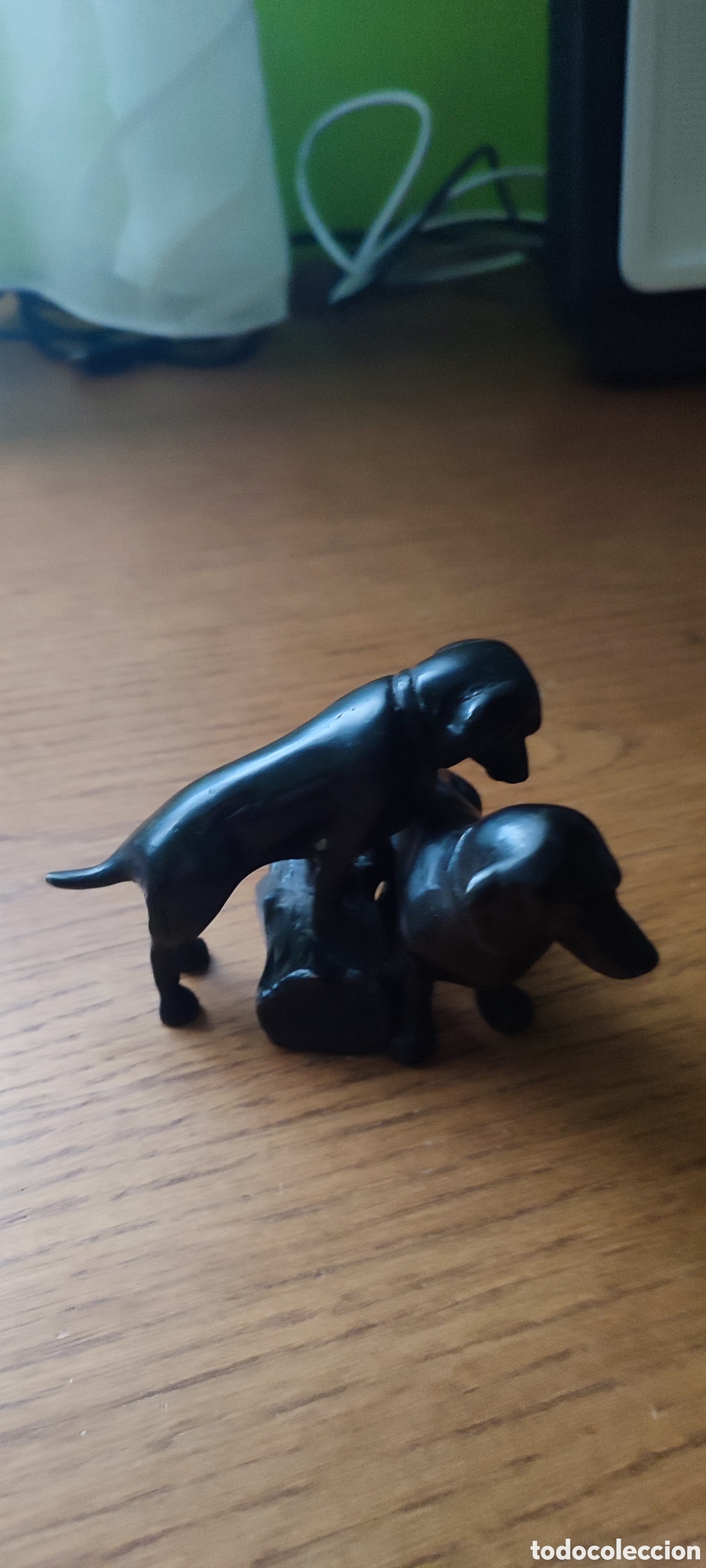 Antig&uuml;edades: Antigua escultura en hierro fundido de dos perros teckel o dashund