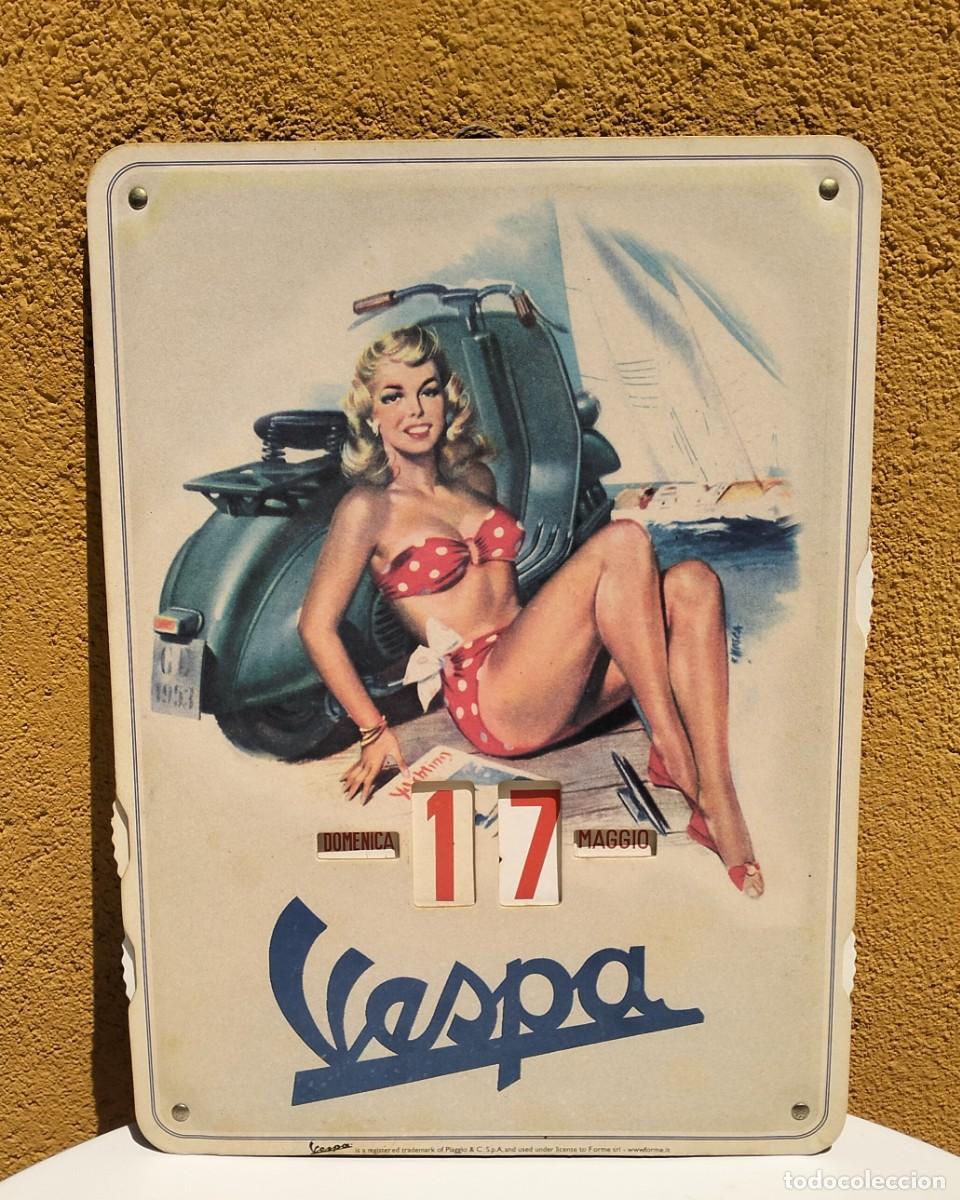 Antig&uuml;edades: VESPA, CALENDARIO PERPETUO. PIN UP. ORIGINAL DE EPOCA.