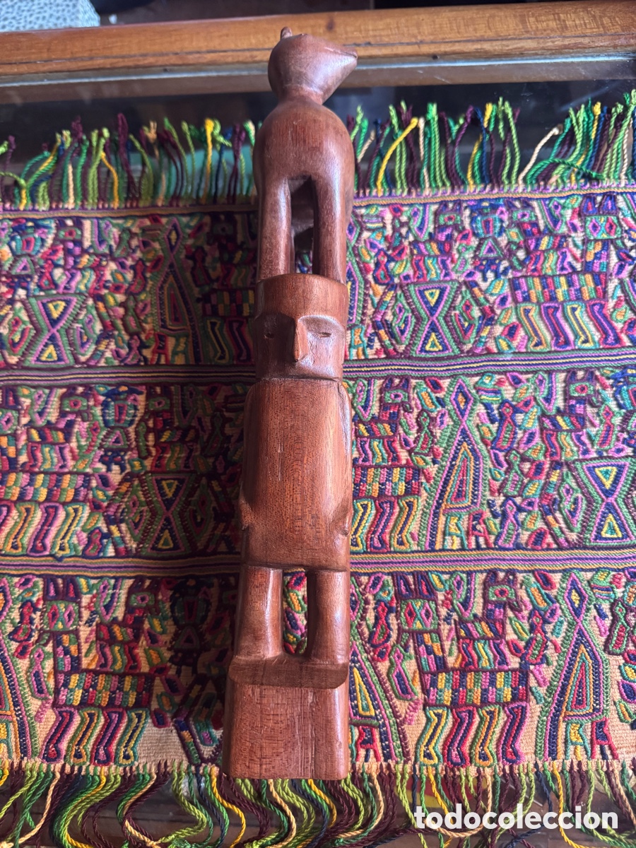 Antig&uuml;edades: Figura t&oacute;tem tallada a mano de madera &eacute;tnica