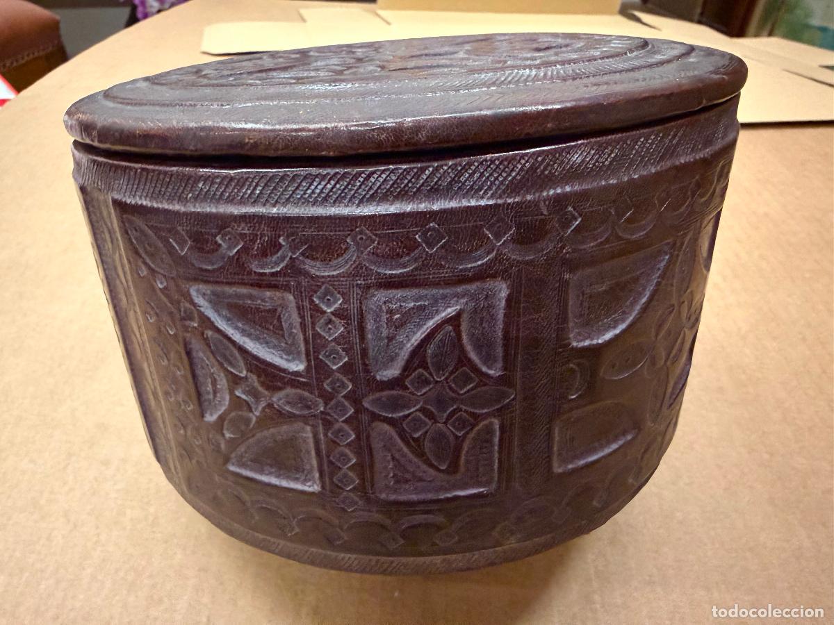 Antig&uuml;edades: Antigua caja tuareg de madera y recubierta en piel repujada. 20x12cms pesa 1,4kgs