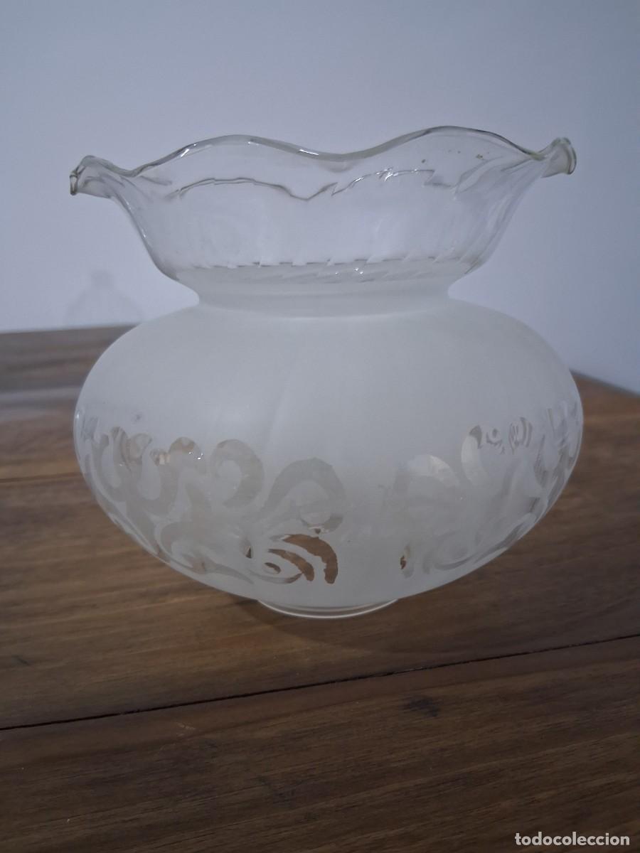 Antig&uuml;edades: Tulipa de l&aacute;mpara cristal de tipo &rdquo;&aacute;cido&rdquo; o &rdquo;mate&rdquo;, debido a su apariencia transl&uacute;cida y esmerila