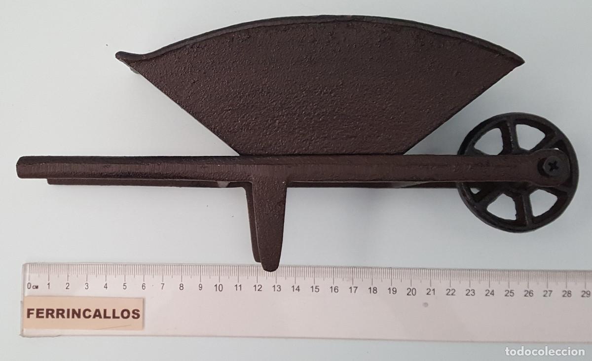 Antig&uuml;edades: CARRETILLA DE MANO DE HIERRO 25 CM DE LARGO, PESA 1,28 KG, PARA DECORACI&Oacute;N O MACETERO, CARRO