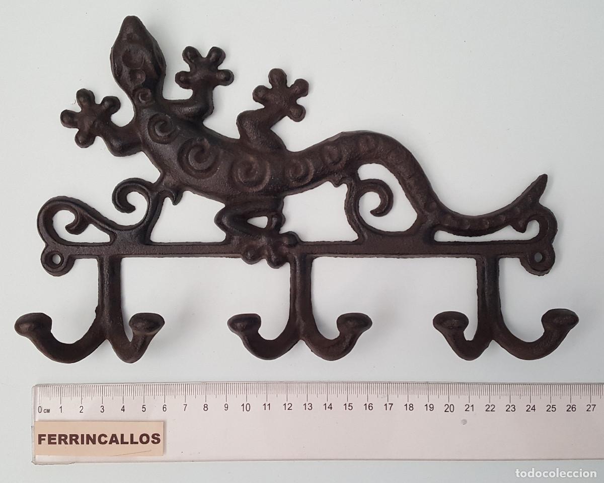 Antig&uuml;edades: PERCHA DE HIERRO CON 3 COLGADORES 26 CM DE LARGO, PESA 444 GR, CON LAGARTO O SALAMANDRA