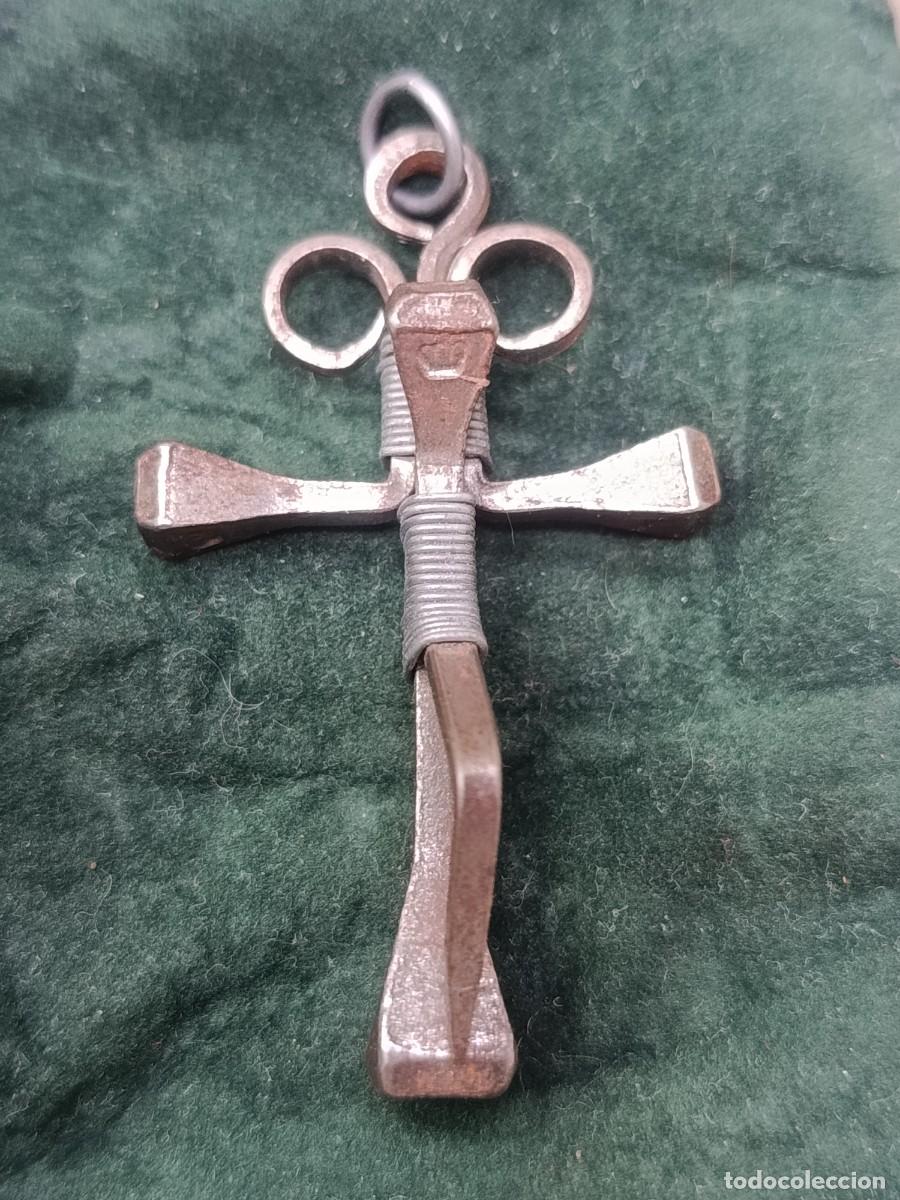 Antig&uuml;edades: Precioso crucifijo antiguo hecho de clavos de forja.