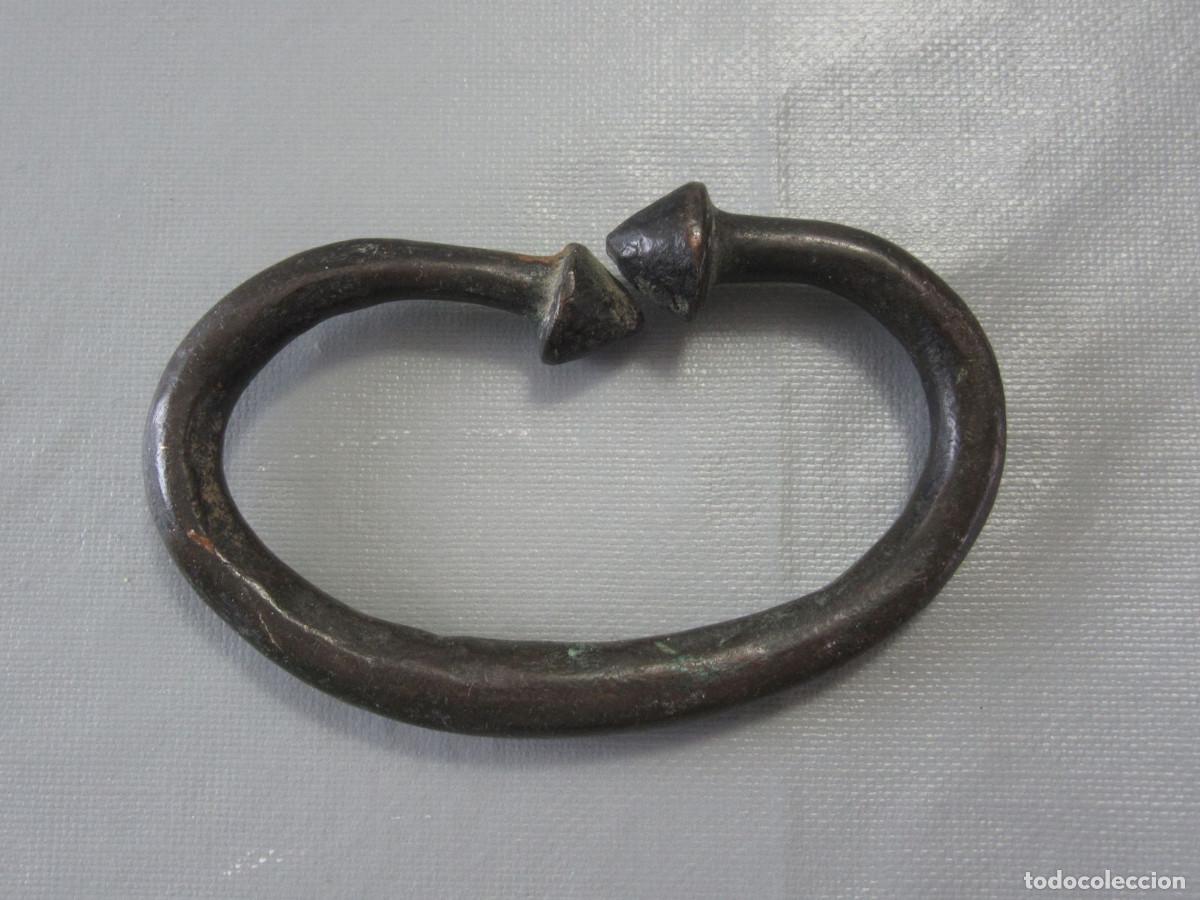 Antig&uuml;edades: Muy antigua Nariguera, Anilla o Argolla Nasal, para el manejo del ganado. Est&aacute; hecha en bronce.