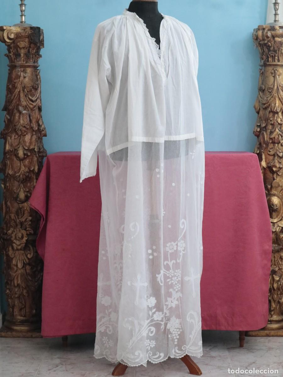 Antig&uuml;edades: Liviana alba confeccionada en hilo de lino y encajes con motivos religiosos. Pps. S XX